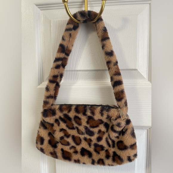 Small leopard fuzzy purse - Picture 1 of 3